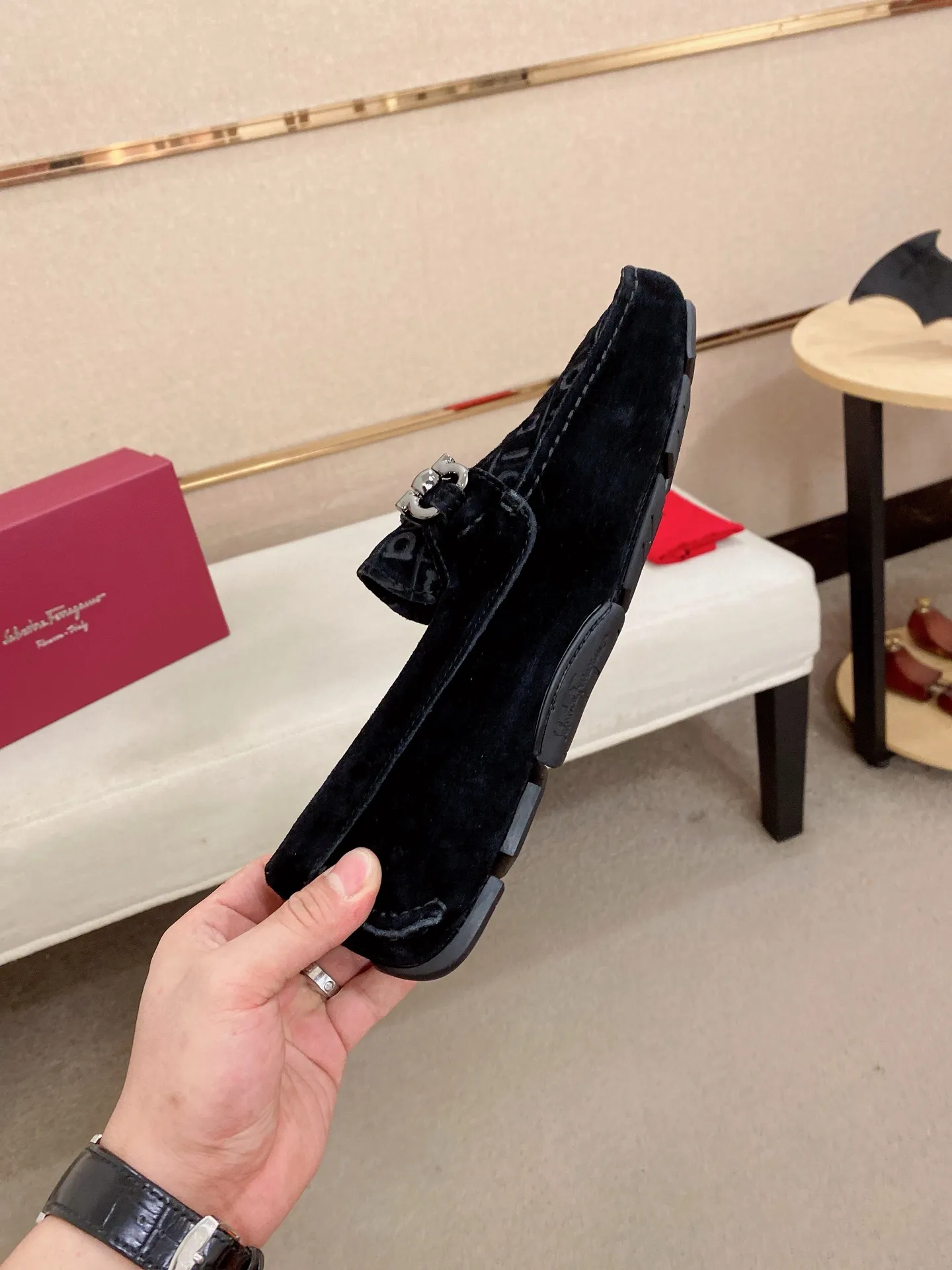 Men's shoes💰: 560💰High-end quality! Ferragamo🆕🆕Exclusive hot-selling products in stock🔥🔥New products on the shelves, high-quality Ferragamo men's pea shoes, high-end casual driving shoes, with complete packaging! 💪 💪 Material: Imported Niujing cowhide 🐂 + Imported high-quality water-dyed cowhide lining + wear-resistant outsole 👍🏻👍🏻 Features: High-end and comfortable, purely handmade 🚀 🚀 Create the perfect shoes that suit you best 🔥 🔥 Size: (38-44) 45 standard size can be customized!